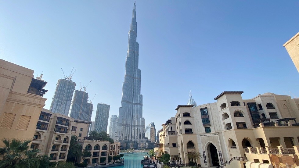 الإمارات.. الحبس والطرد لعامل تحرش بقاصر