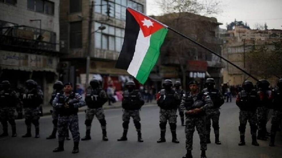 الأردن.. إصابة 7 شرطة في الكرك خلال مواجهات مع المحتجين
