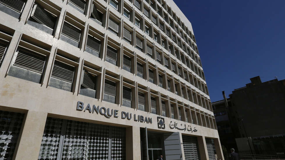 المركزي اللبناني يوجه البنوك بتقديم قروض استثنائية بالدولار للمتأثرين بانفجار بيروت