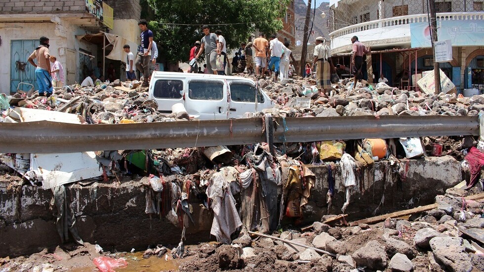 اليمن.. الأمطار تدمر منزل "معرّي اليمن" في صنعاء (صورة)