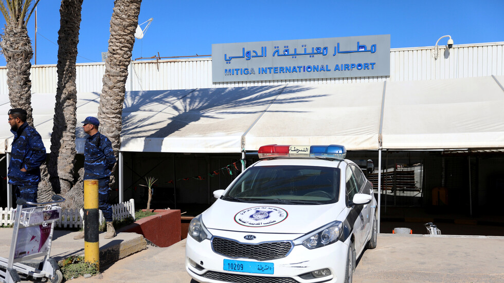 مطار معيتيقة الليبي يستأنف عمله بعد توقف دام شهور