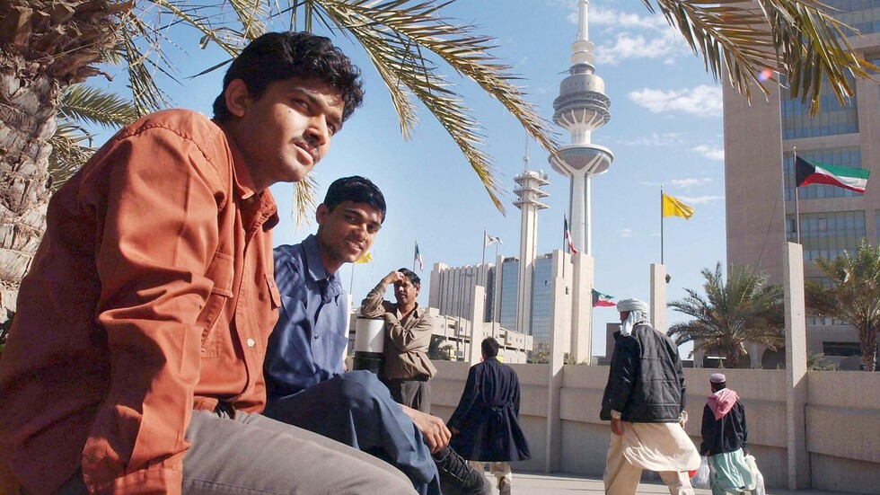 الكويت.. خطط لترحيل 360 ألف عامل أجنبي على المدى القصير