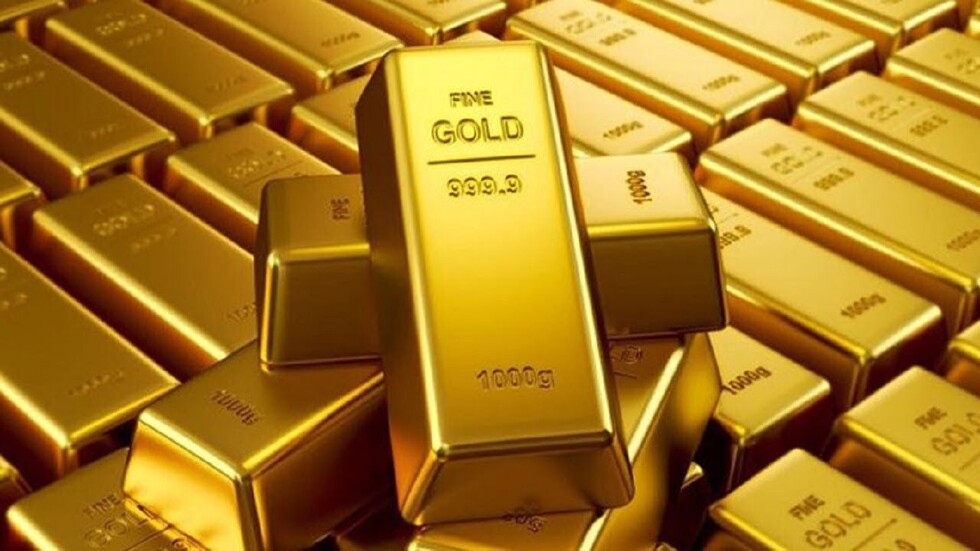 الذهب يهبط مع تمسك الدولار بمكاسبه