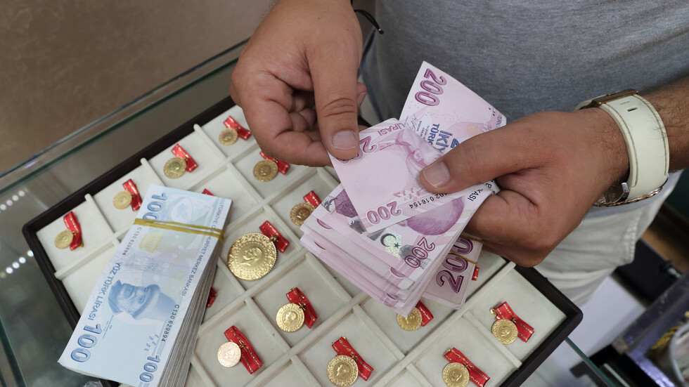 الليرة التركية تعاود الانخفاض