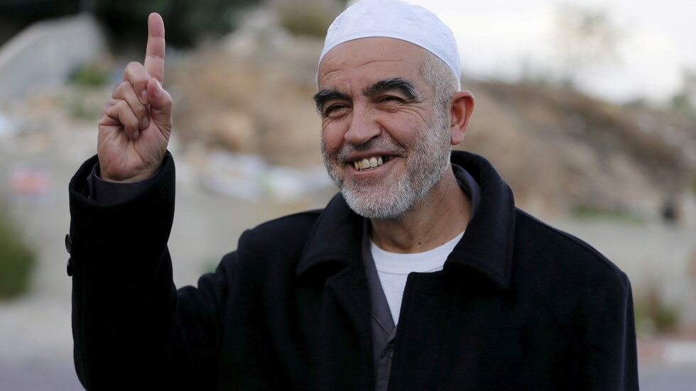 مئات الفلسطينيين يودعون الشيخ رائد صلاح قبيل نقله للسجون الإسرائيلية (صور)