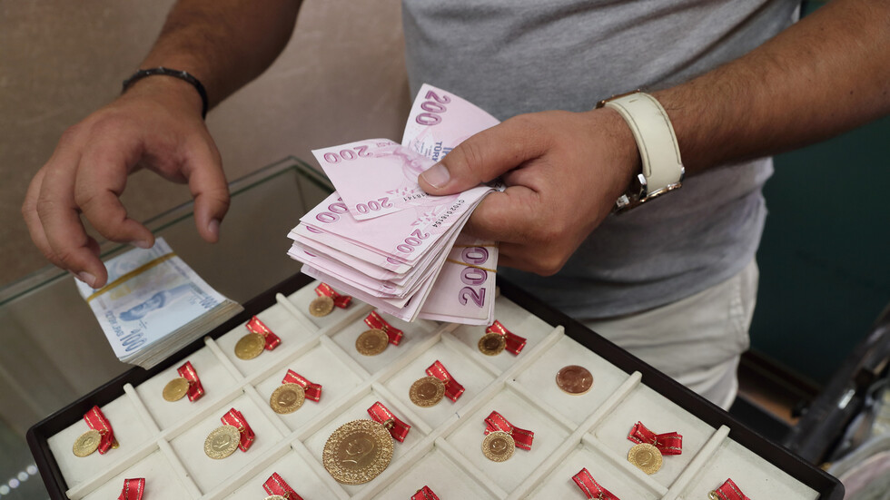 الليرة التركية تهبط لمستوى قياسي