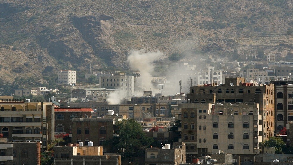 طفلة يمنية.. استهدفها قناص وأنقذها طفل (صورة وفيديو)
