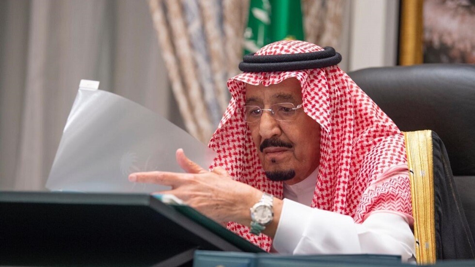 الملك سلمان يترأس اجتماعا افتراضيا لمجلس الوزراء السعودي (فيديو + صور)