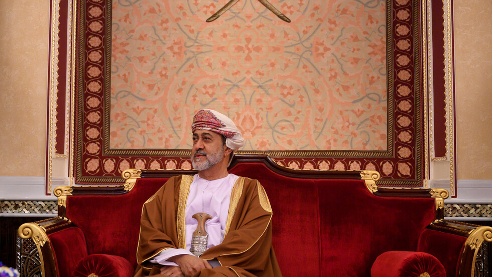 سلطان عمان يؤكد للملك سلمان تطلع السلطنة لتعزيز العلاقات مع السعودية