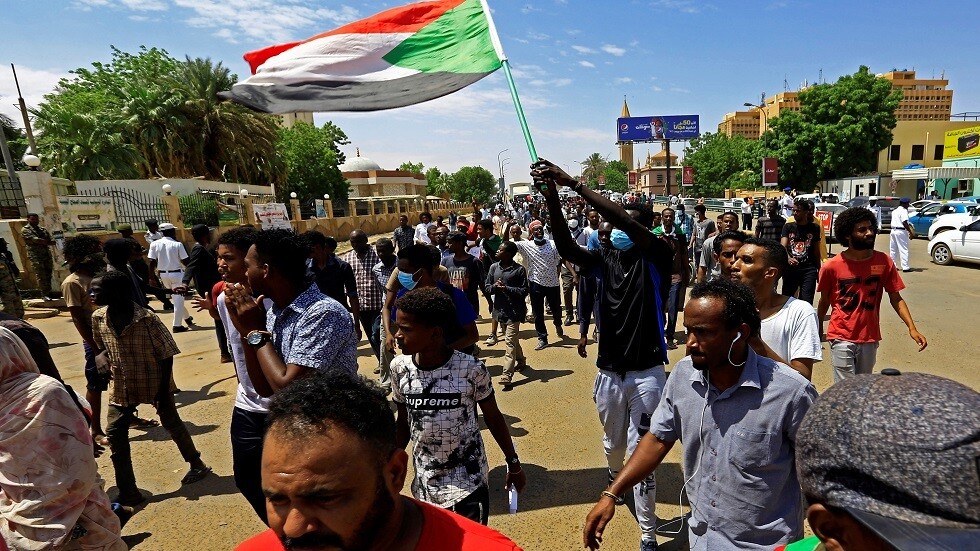 السودان.. متظاهرون يغلقون عددا من الطرقات الرئيسية في العاصمة الخرطوم - صورة