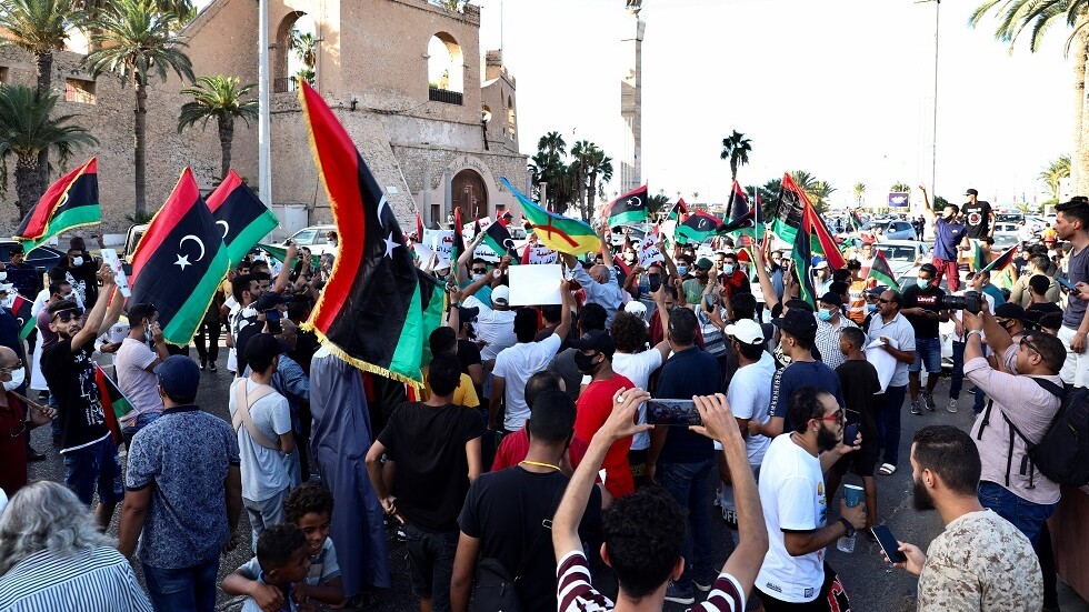ليبيا.. متظاهرون يصلون إلى بيت السراج في العاصمة طرابلس والأمن يعتقل عددا منهم (فيديو)