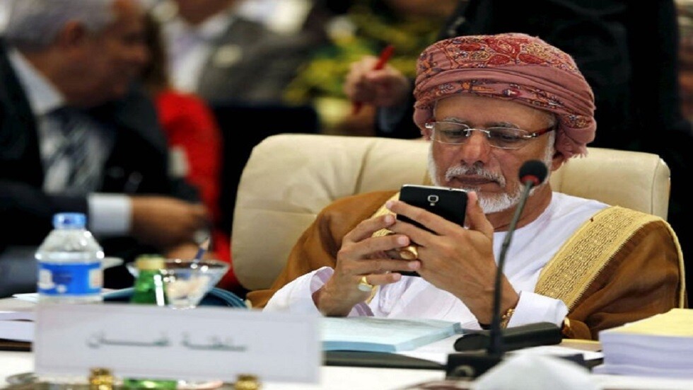 سلطان عمان يمنح يوسف بن علوي " الدرجة الأولى"