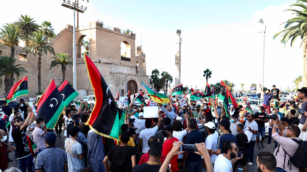 في ليبيا يطالبون بتغيير النظامين