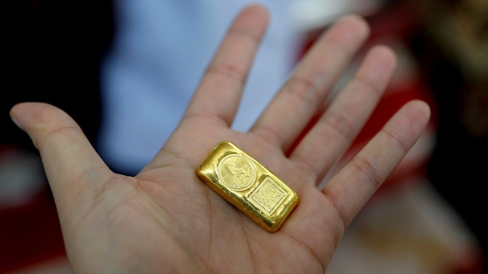 الذهب يهوي 2% مع صعود الدولار وعوائد السندات إثر تغيير سياسة المركزي الأمريكي