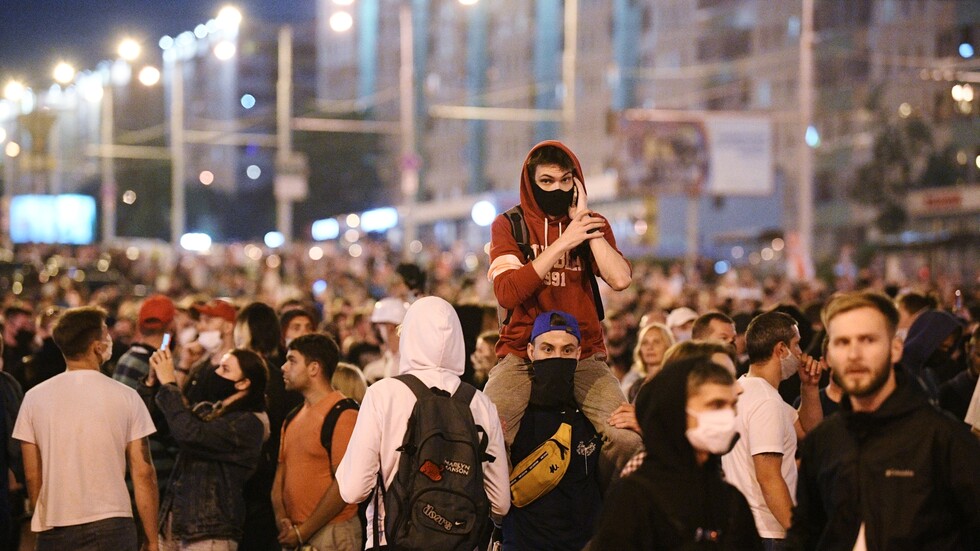 شهود عيان: قوافل من سيارات نقل الشرطة في وسط مينسك