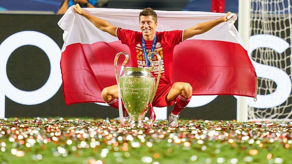 ليفاندوفسكي ينال جائزة لاعب العام في ألمانيا (صور)