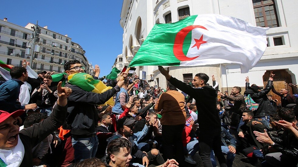 السلطات الجزائرية تفرج عن أحد رموز الحراك الشعبي