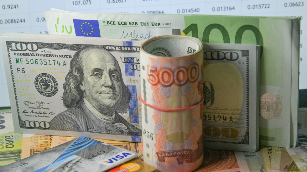 روسيا.. تراجع الروبل والبورصة على وقع خبر تسميم نوفالني بـ"غاز الأعصاب"