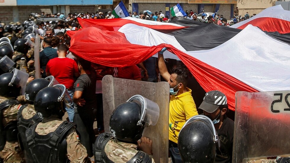 القضاء العراقي يستدعي وزيري الداخلية والدفاع السابقين بشأن مقتل المتظاهرين