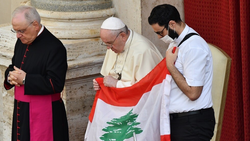 البابا فرنسيس يقبل علم لبنان ويصلي من أجله (فيديو)