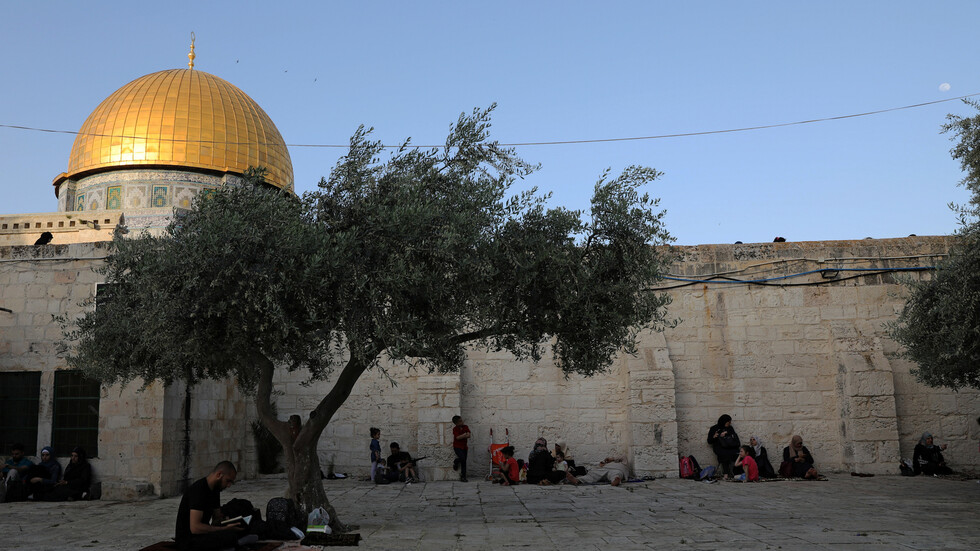 القوات الإسرائيلية تثبت معدات مجهولة فوق سطح المسجد الأقصى (فيديو)