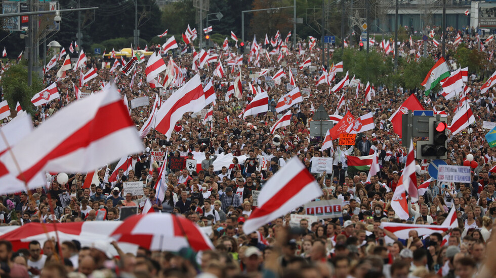 الأمن البيلاروسي يعتقل أكثر من 100 محتج أمام المقر الرئاسي