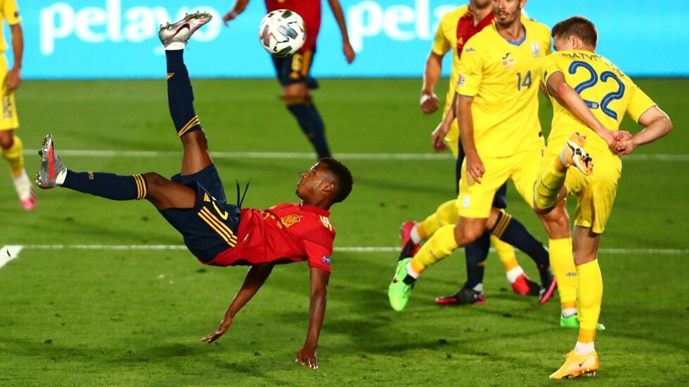 لاعب برشلونة الشاب فاتي يدخل تاريخ إسبانيا بهدف رائع (فيديو)