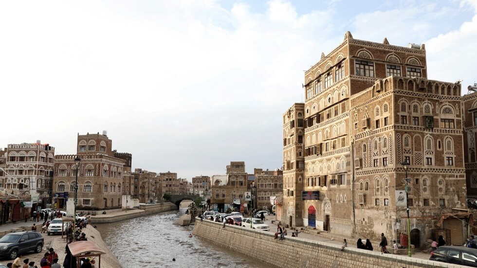 المحكمة العسكرية بصنعاء تقر حجز أموال عشرات الضباط الموالين للرئيس هادي