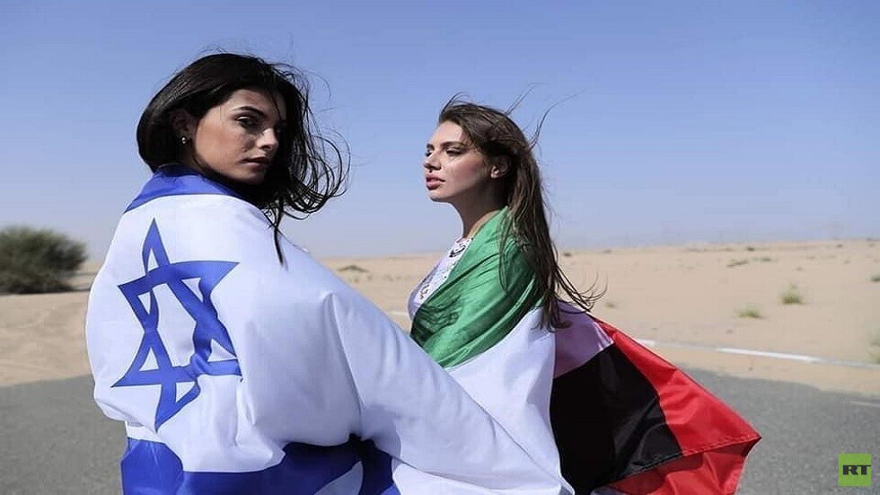 أول عارضة أزياء إسرائيلية تشارك بجلسة تصوير في الإمارات (صور+فيديو)