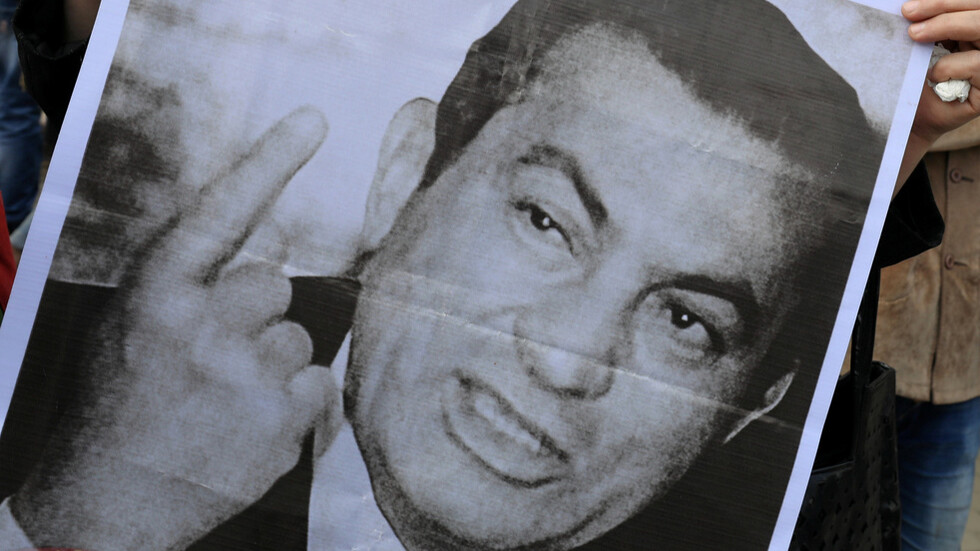 كاتب مصري يكشف قصة تدخل مبارك لحصول محمود عبد العزيز على دور "رأفت الهجان"