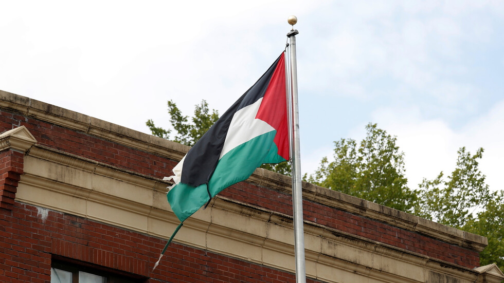 مسؤول بمنظمة التحرير الفلسطينية: التطبيع بين إسرائيل والبحرين خيانة للقضية الفلسطينية