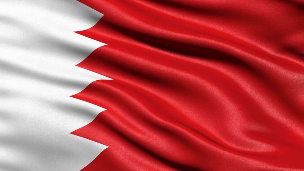 فنان إسرائيلي يعزف على العود ويؤدي النشيد الوطني للبحرين