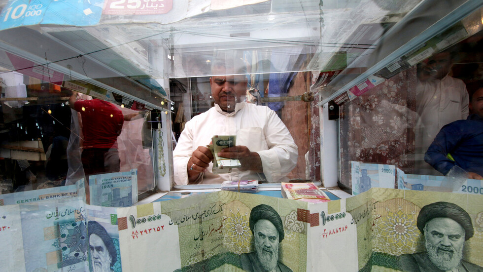 الريال الإيراني ينهار إلى مستوى قياسي جديد أمام الدولار