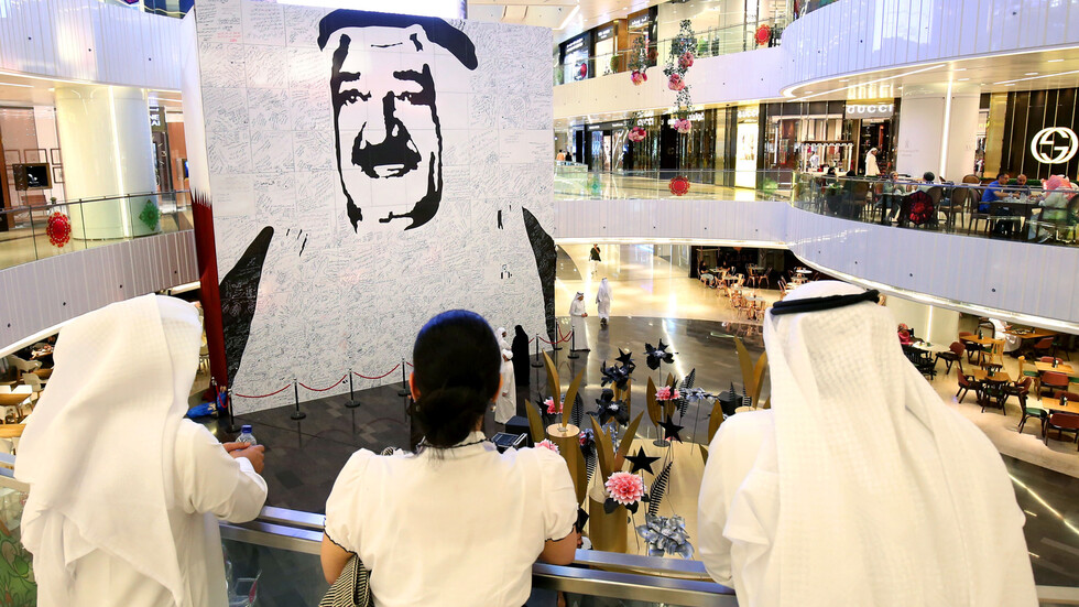 فجر السعيد تتساءل: أين صورة الأمير الحالي الشيخ صباح الأحمد؟