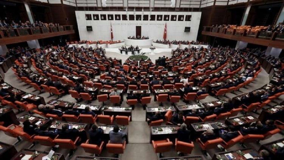 "حرييت": حزب أردوغان يتم مشروع قانون لإضعاف المعارضة في البرلمان القادم