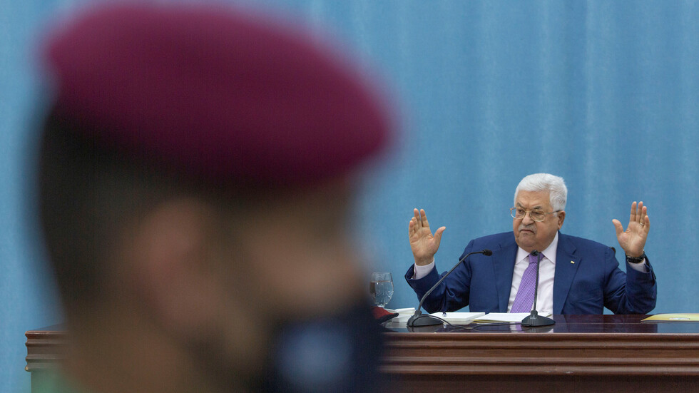 القيادة الفلسطينية ترد على كلام فريدمان عن إمكانية "تعيين" دحلان خليفة لعباس