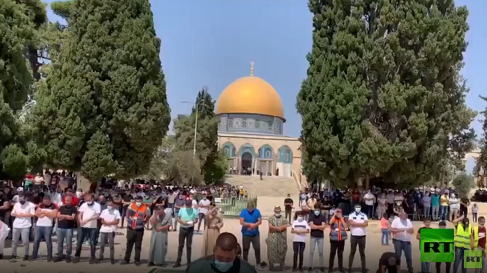 آلاف الفلسطينيين يؤدون صلاة الجمعة ووقفة مناهضة لاتفاقيات التطبيع