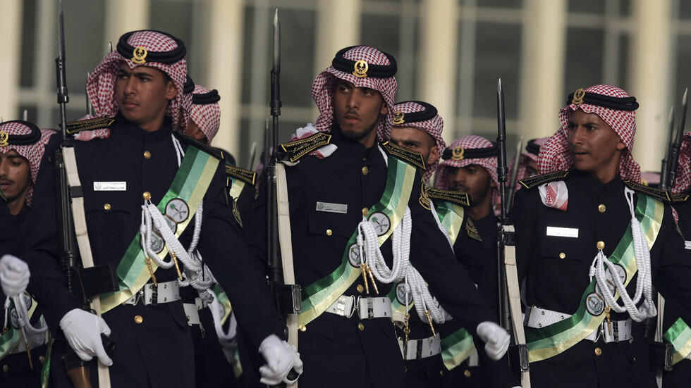 بمناسبة اليوم الوطني.. الحرس الوطني السعودي ينشر مقطع فيديو استعراضي لجنوده في الحد الجنوبي