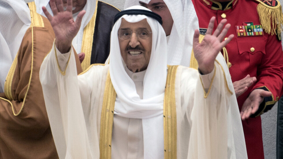 أمير الكويت الراحل يروي موقفا طريفا مع زوجته بسبب ضحكته المميزة