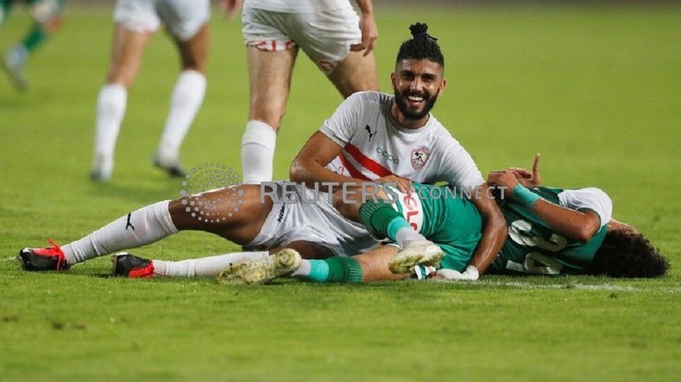 شاهد.. التونسي ساسي يخلع سماعة حكم لقاء الزمالك والمصري ويعتدي عليه