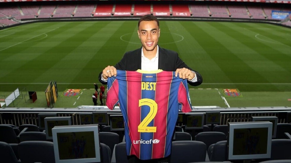 لاعب برشلونة الجديد يتعرض لموقف محرج خلال تقديمه لوسائل الإعلام (فيديو)