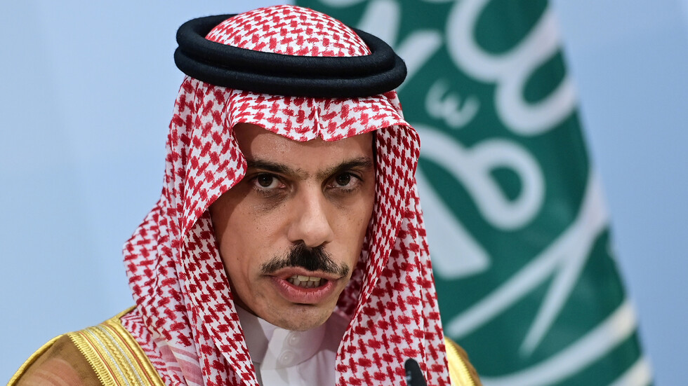 وزير الخارجية السعودي يتحدث عن حل "قريب" للأزمة مع قطر