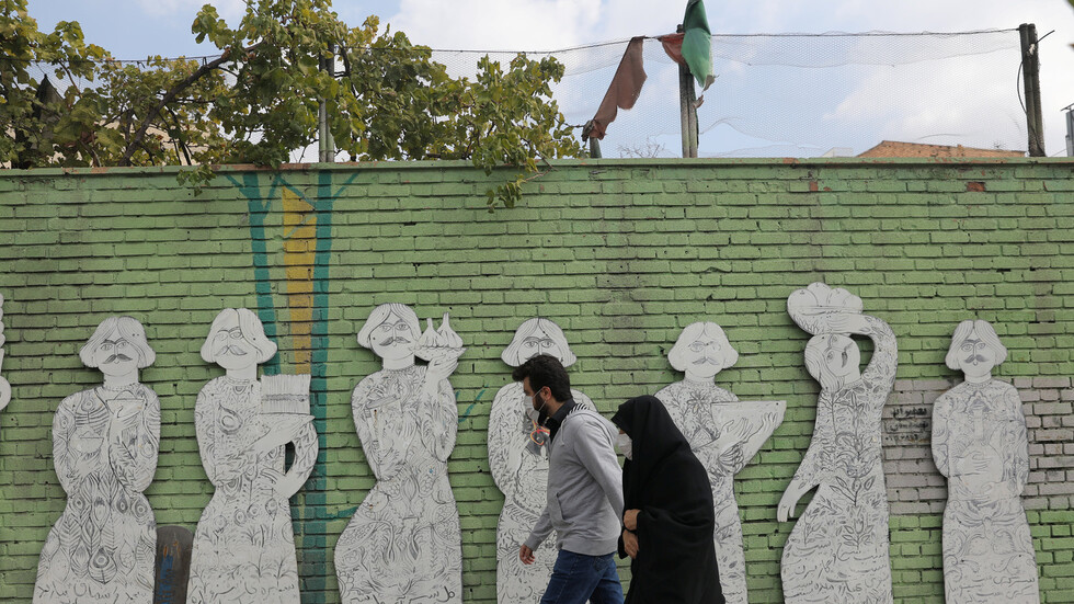 الصحة الإيرانية: 30% من مصابي كورونا في الموجة الحالية يعانون من صداع