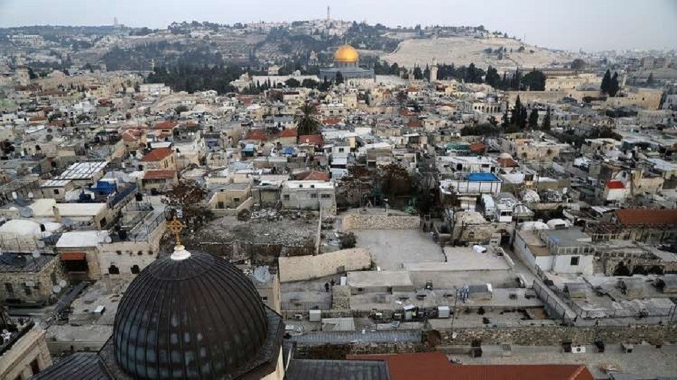 الطواقم الطبية الفلسطينية تتقصى لمعرفة سبب حالات التسمم في أبو ديس والعيزرية في قضاء القدس