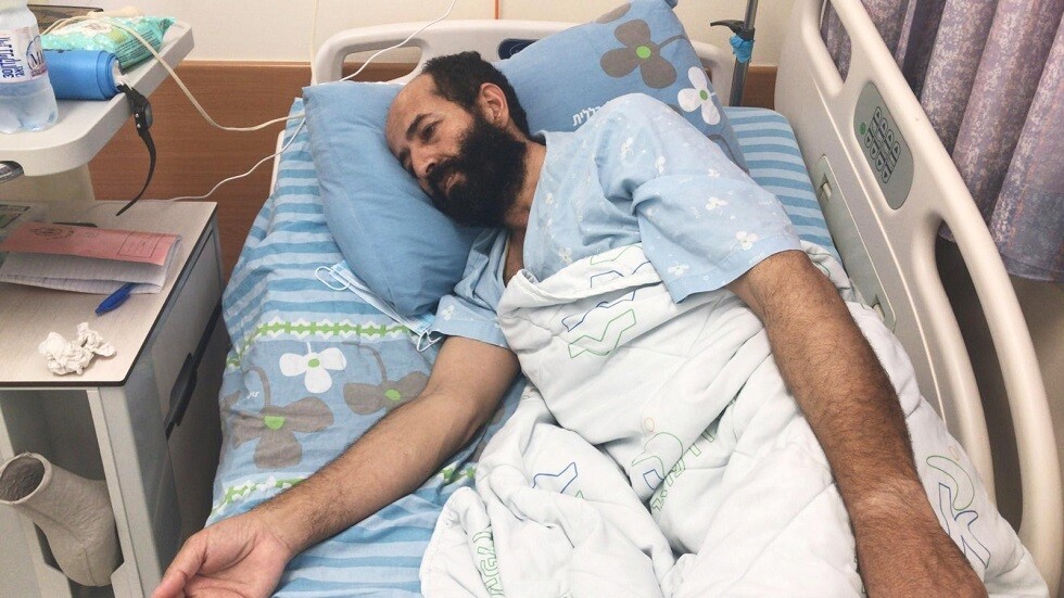 اللجنة الدولية للصليب الأحمر: المعتقل الفلسطيني المضرب عن الطعام في حالة حرجة