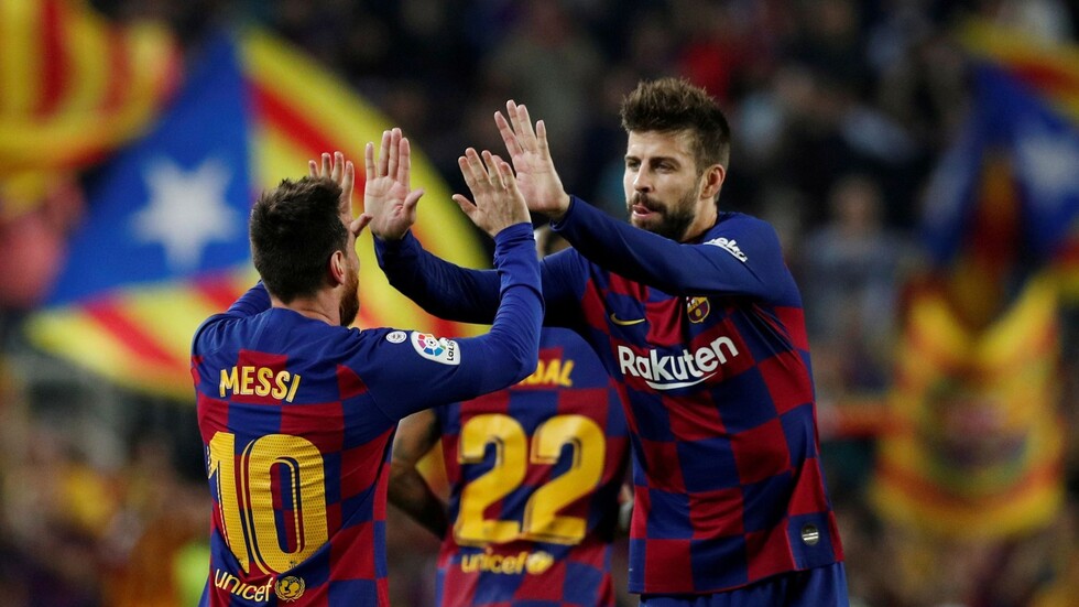 جيرارد بيكيه يشعل الأجواء قبل لقاء الكلاسيكو بهجوم شرس على إدارة برشلونة