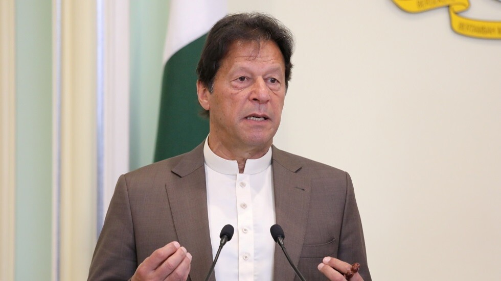 عمران خان يطالب رئيس "فيسبوك" بحظر أي محتوى ينطوي على رهاب الإسلام