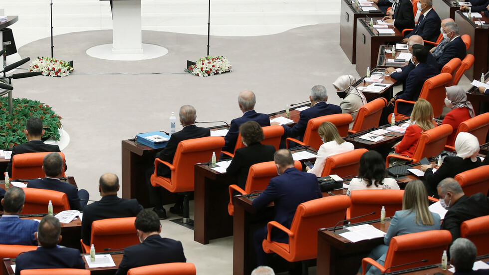 البرلمان التركي: تصريحات ماكرون قد تؤجج صراعا عميقا بين أتباع مختلف الديانات