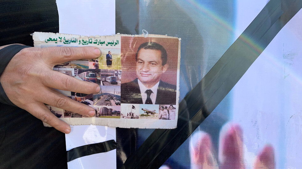 علاء مبارك ينشر فيديو لوالده ينتقد فيه الإساءة للنبي محمد