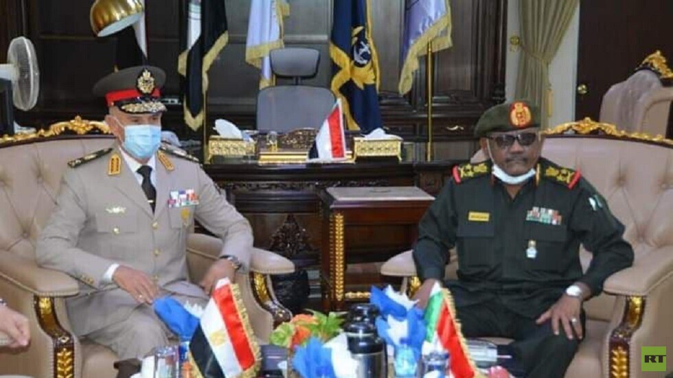 رئيس أركان الحرب المصري يجري مباحثات في السودان (صور)
